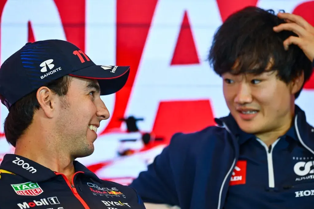 Checo Pérez y Yuki Tsunoda en rueda de prensa (GETTY IMAGES)