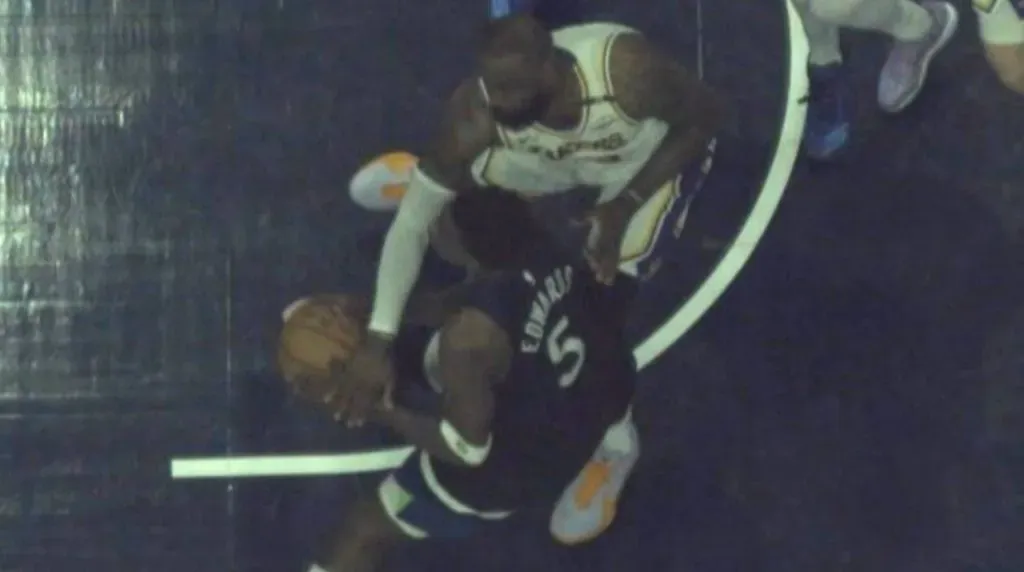 La falta que le cobraron LeBron contra Edwards. (Foto: X / @ohnohedidnt24)