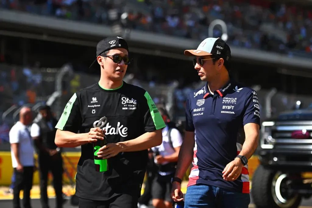 Guanyu Zhou y Checo Pérez en 2024 (GETTY IMAGES)