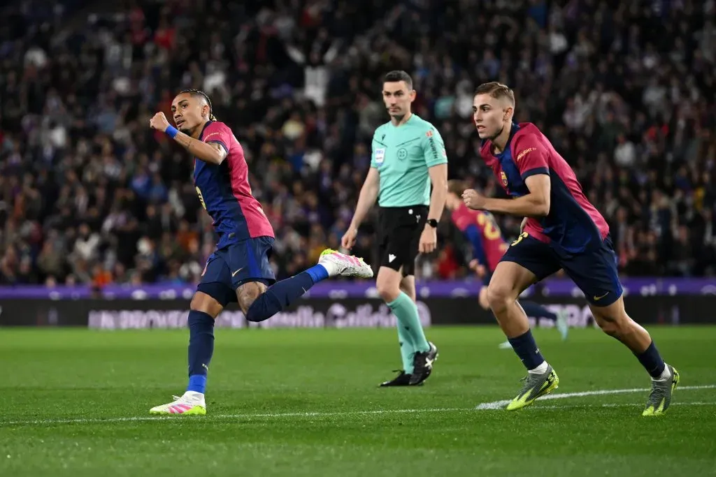Raphinha y Fermín López anotaron los goles de la remontada blaugrana ante Valladolid. (Getty Images)
