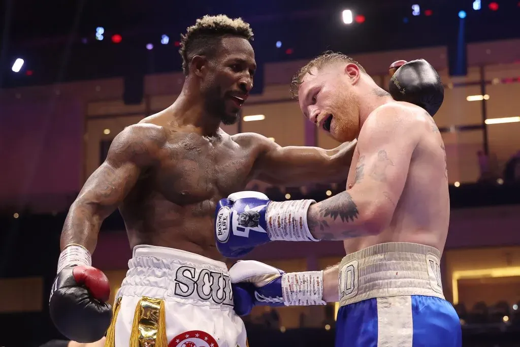 William Scull y Canelo Álvarez durante su pelea en Arabia Saudita (Getty Images)