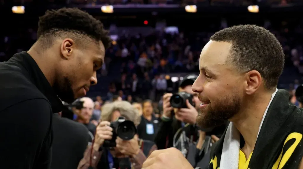 Giannis Antetokounmpo y Stephen Curry. (Foto: Getty Images)