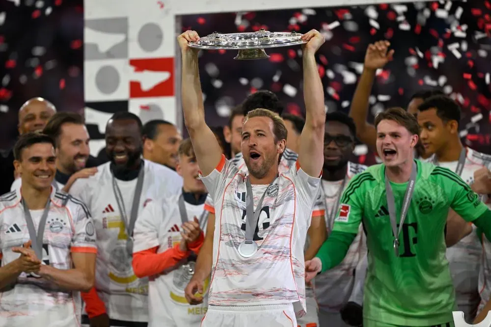 jugador de fútbol con premio en la mano