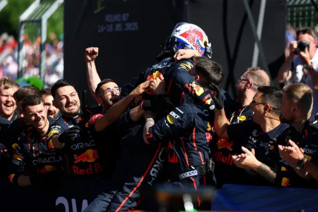Max Verstappen celebrando con el equipo (Getty Images)