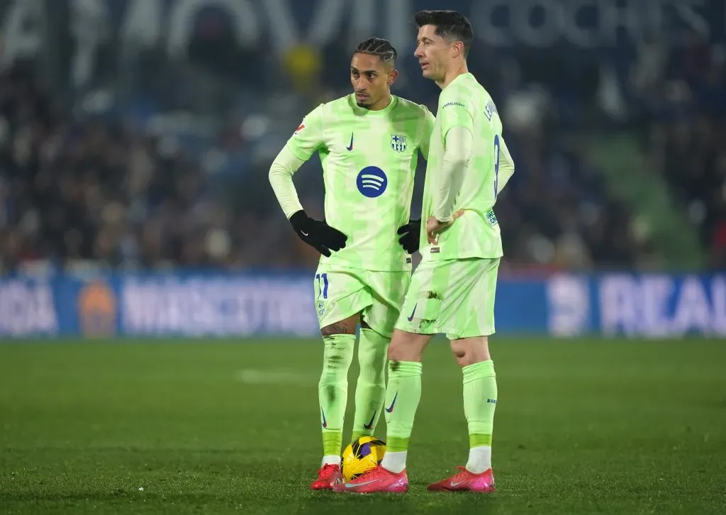 Robert Lewandowski y Raphinha previo a un tiro libre (GETTY IMAGES)