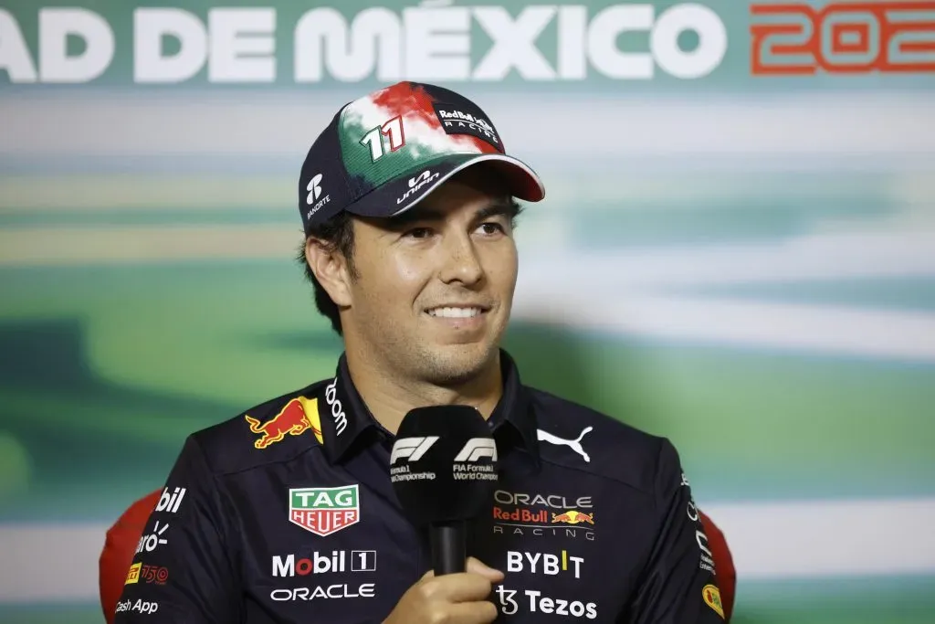Checo Pérez en rueda de prensa (GETTY IMAGES)