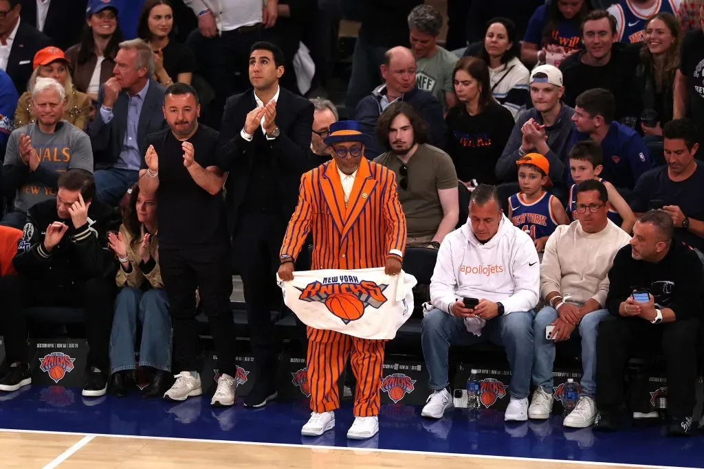 Aficionados de los Knicks a pie de pista en el Madison Square Garden (GETTY IMAGES)