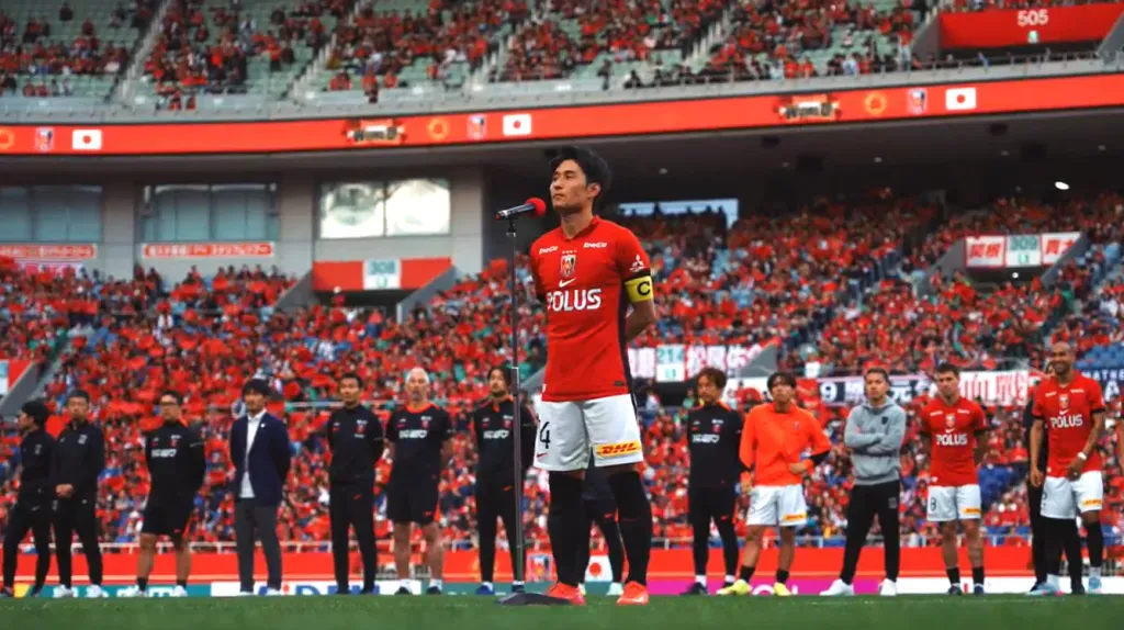 Takahiro Sekine, el capitán, durante el discurso (@redsofficial)