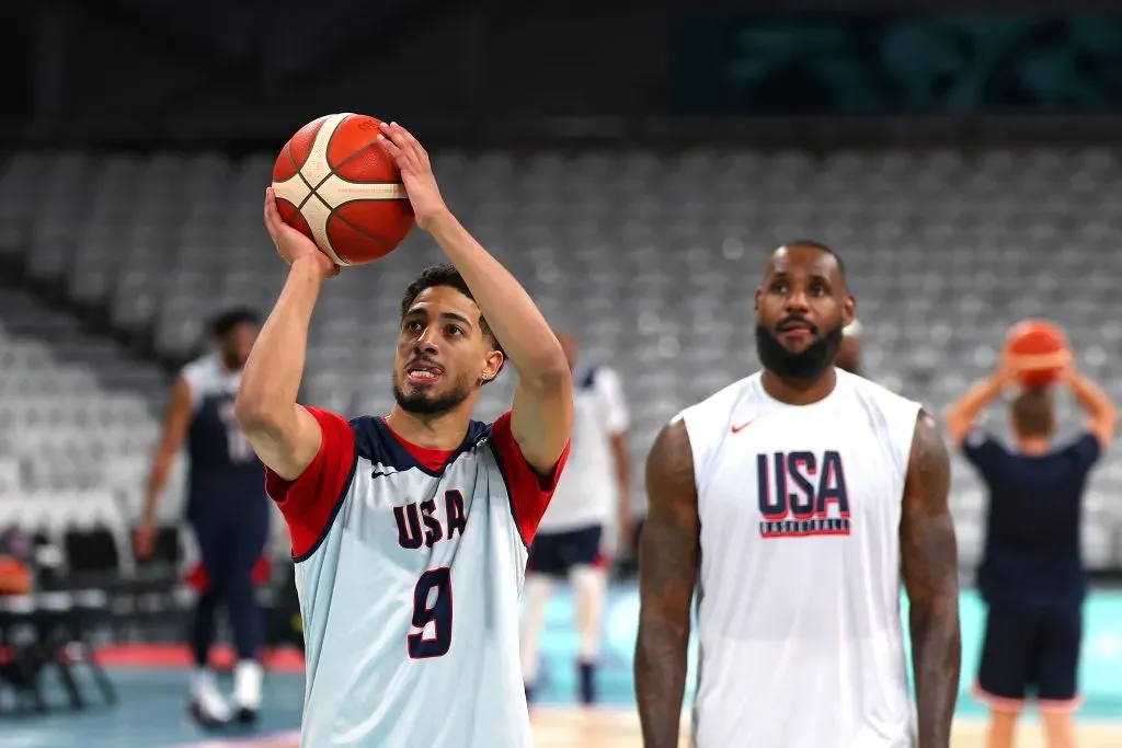 Tyrese Haliburton y LeBron James en París 2024 (GETTY IMAGES)
