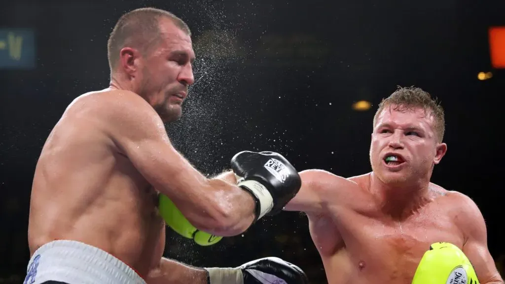 Canelo Álvarez y Sergey Kovalev se enfrentaron en el año 2019 y la victoria fue para el mexicano. (GETTY IMAGES)