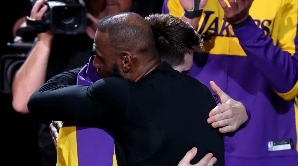 Luka Doncic y LeBron James. (Foto: Getty Images)