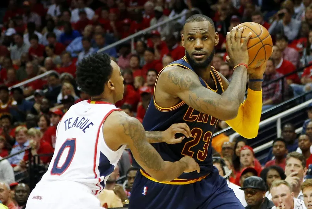 Jeff Teague marcando a LeBron James en la NBA (GETTY IMAGES)