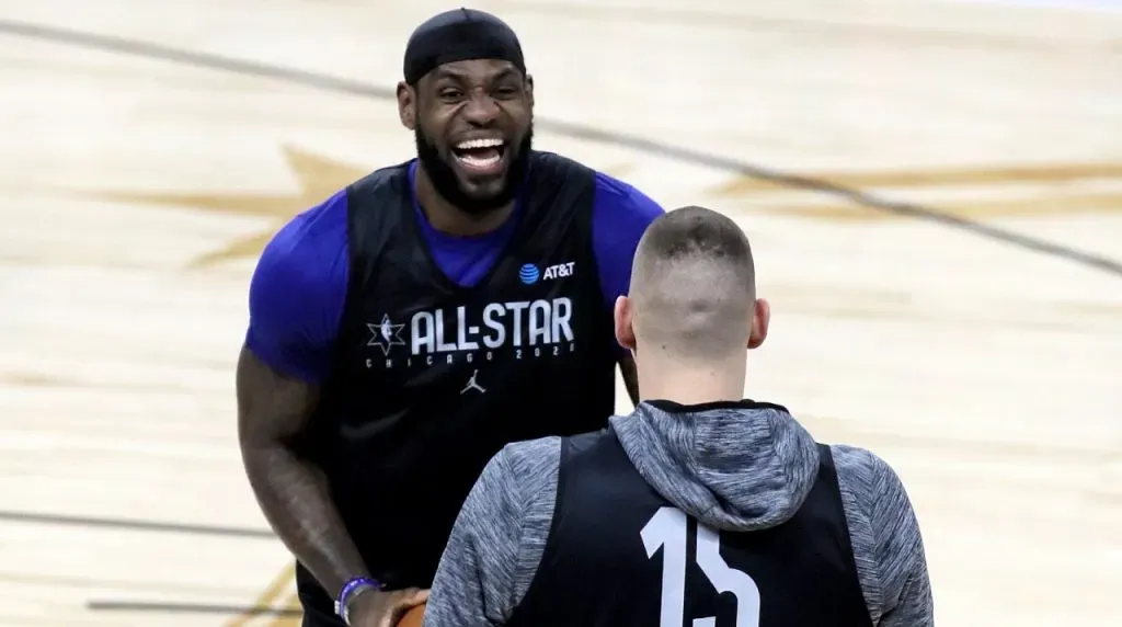 LeBron James y Nikola Jokic. (Getty Images)