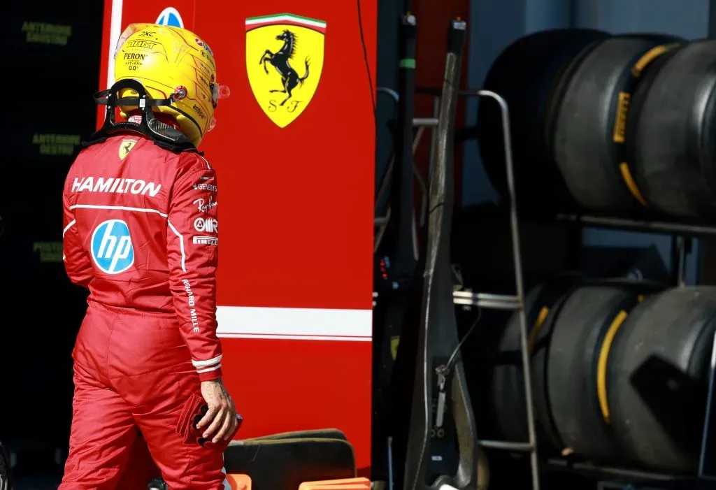 Lewis Hamilton en el box de Ferrari (GETTY IMAGES)
