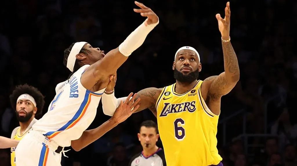 Shai Gilgeous-Alexander y LeBron James. (Foto: Getty Images)