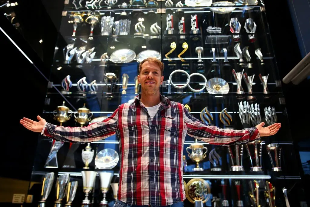Sebastian Vettel junto a sus trofeos de Fórmula 1 (GETTY IMAGES)