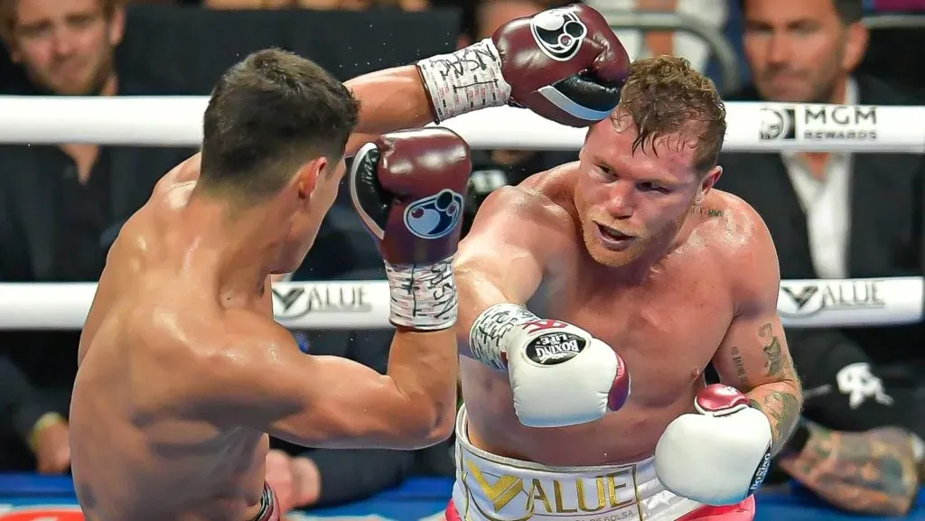 Canelo Álvarez perdió ante Dmitry Bivol en 2022, en la última derrota de su carrera. (GETTY IMAGES)