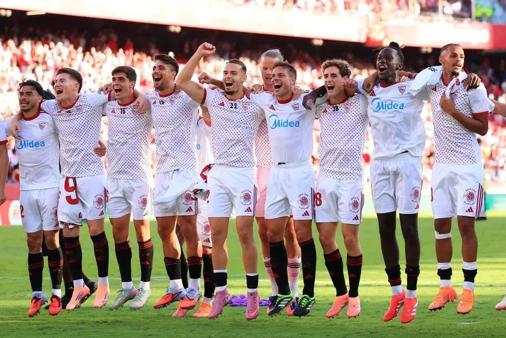 Jugadores de Sevilla celebran la victoria ante Barcelona (GETTY IMAGES)