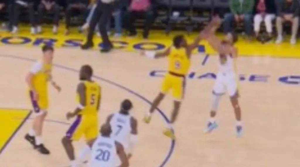 La jugada de Curry contra Bronny James. (Foto: captura de pantalla)