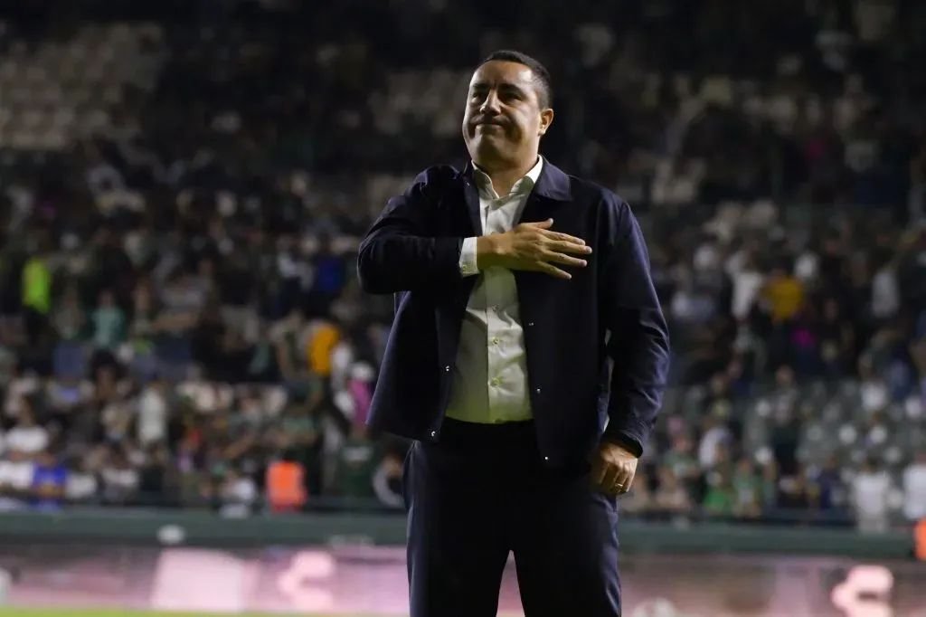 Efraín Juárez saludando a la afición tras el empate con León (Imago7)