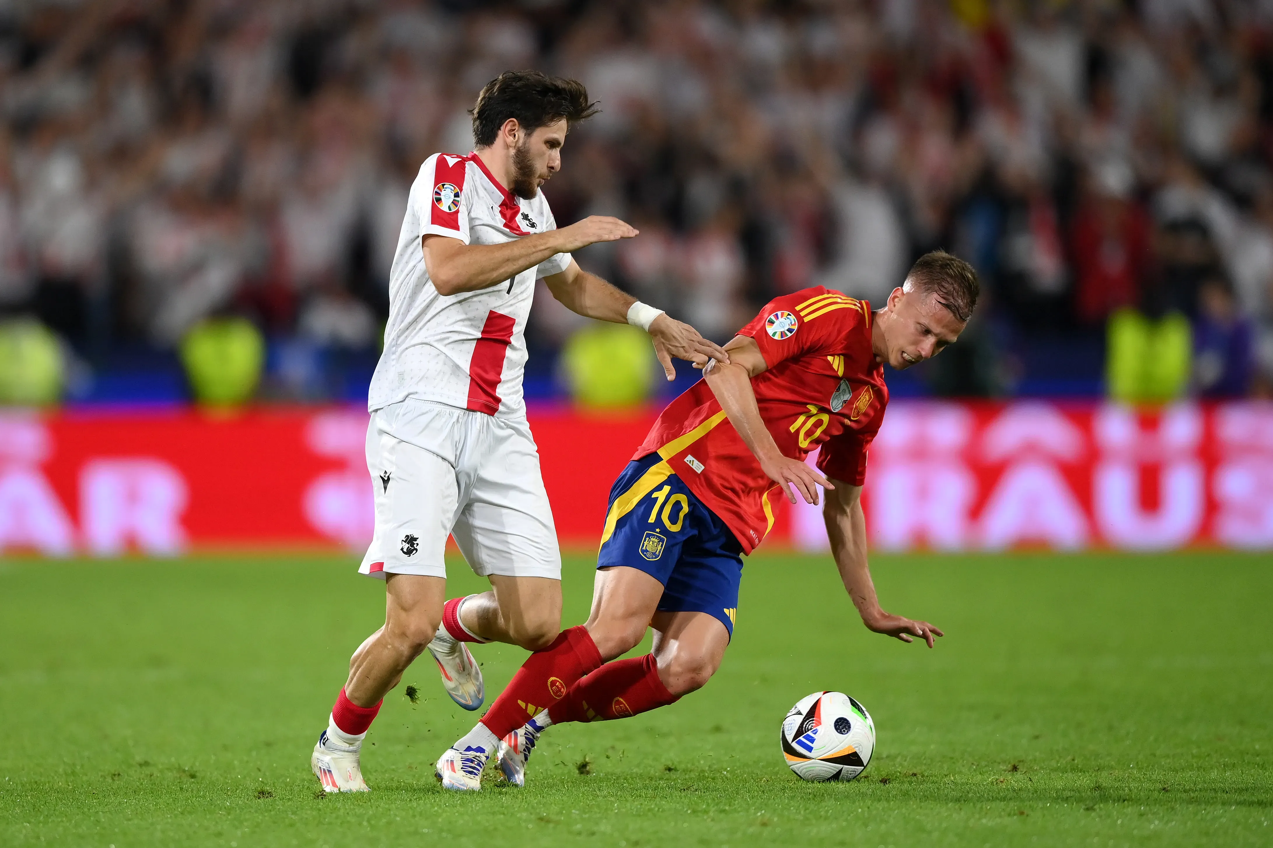 Khvicha Kvaratskhelia y Dani Olmo disputan un balón (GETTY IMAGES)