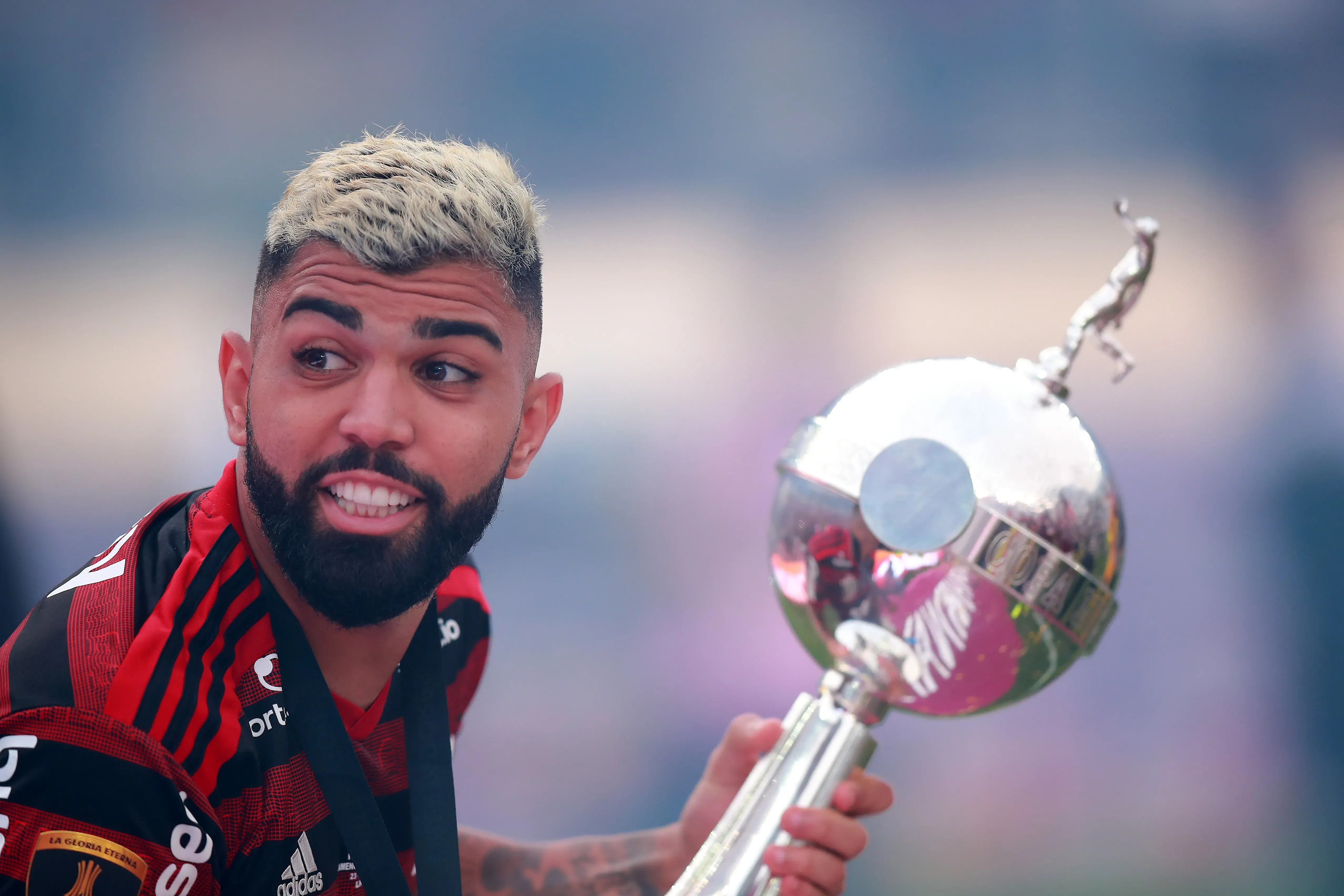 Gabigol con el trofeo de la Copa Libertadores 2019 (GETTY IMAGES)
