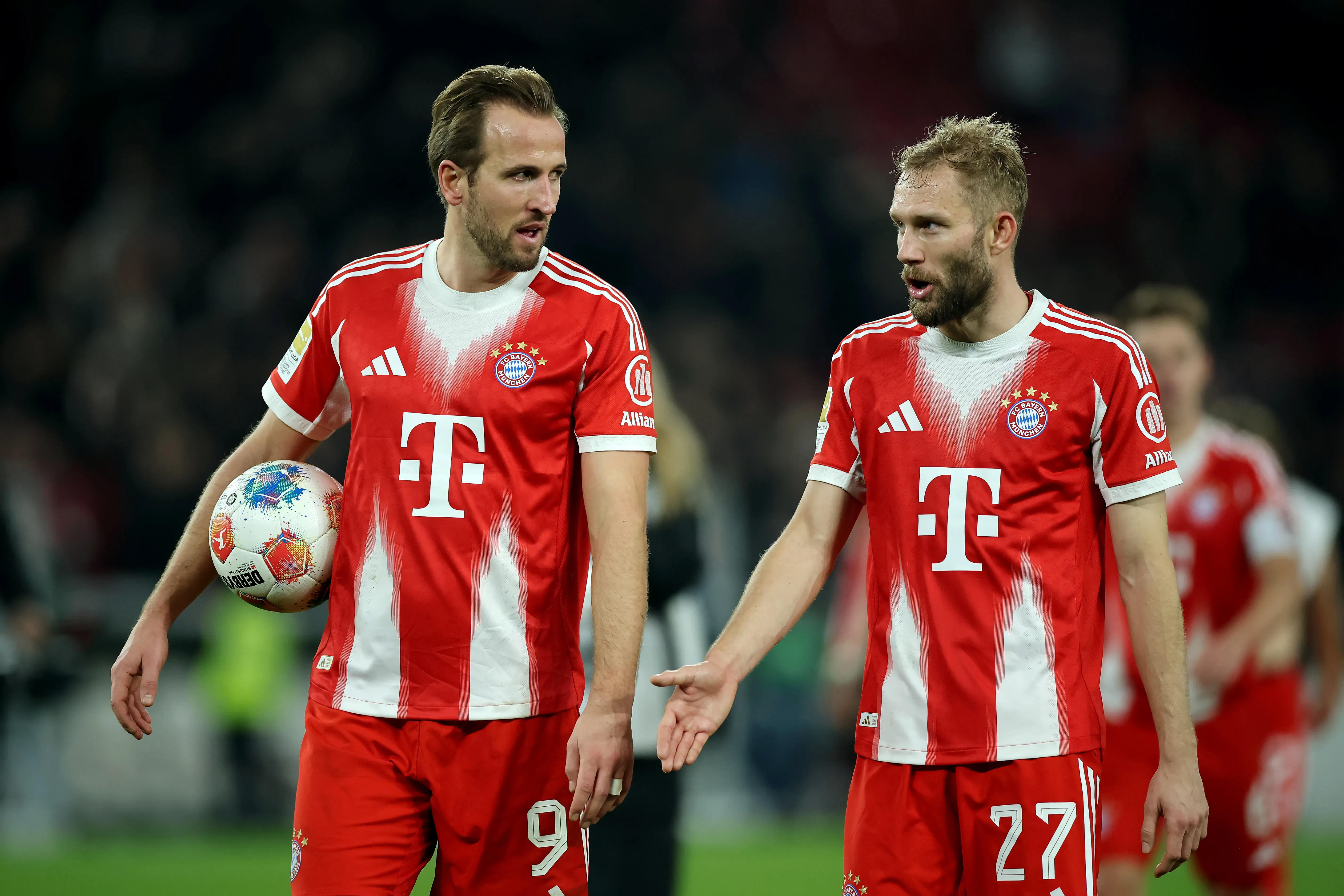 Harry Kane se lleva el balón luego de su triplete (GETTY IMAGES)