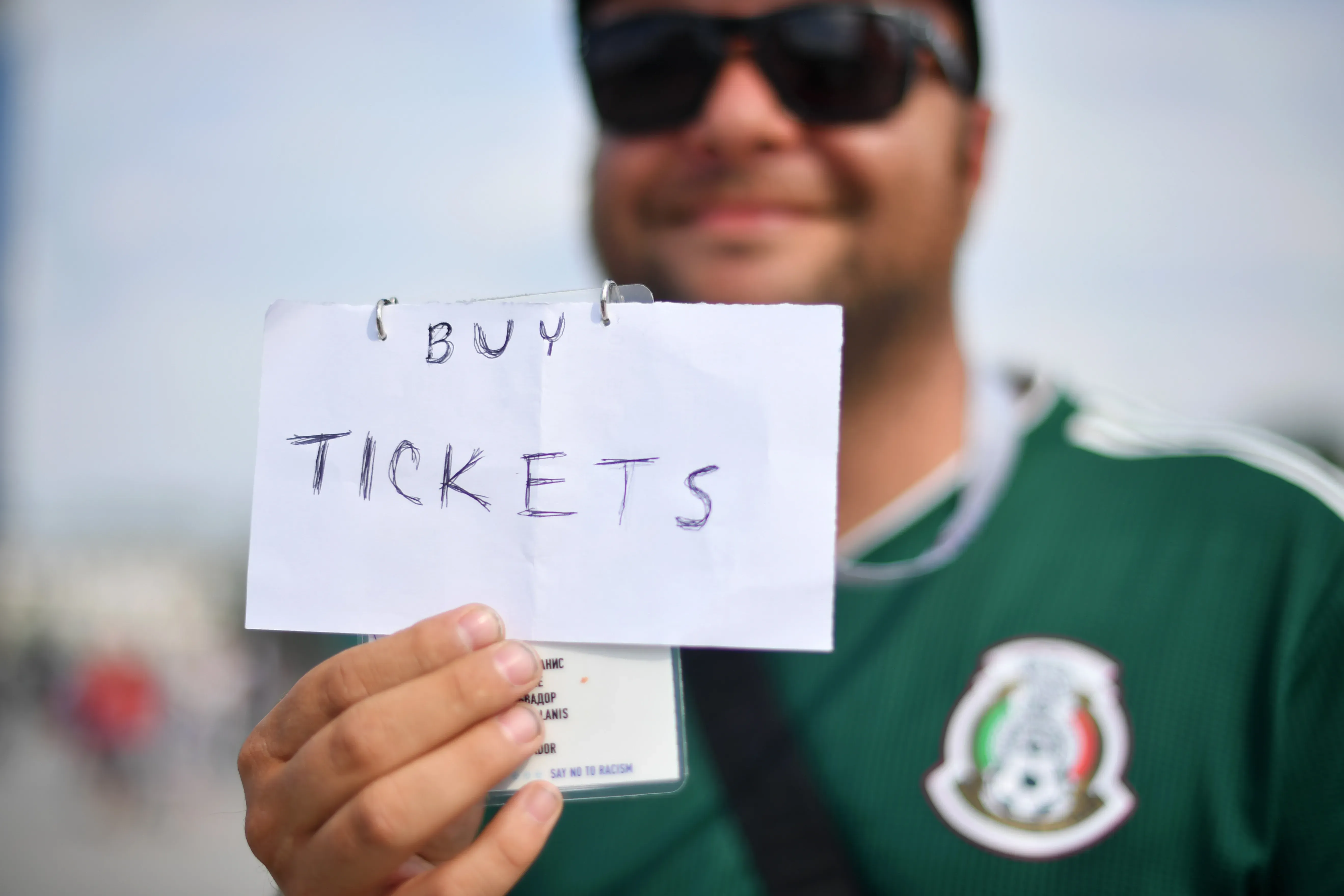 Aficionado mexicano con un cartel (GETTY IMAGES)