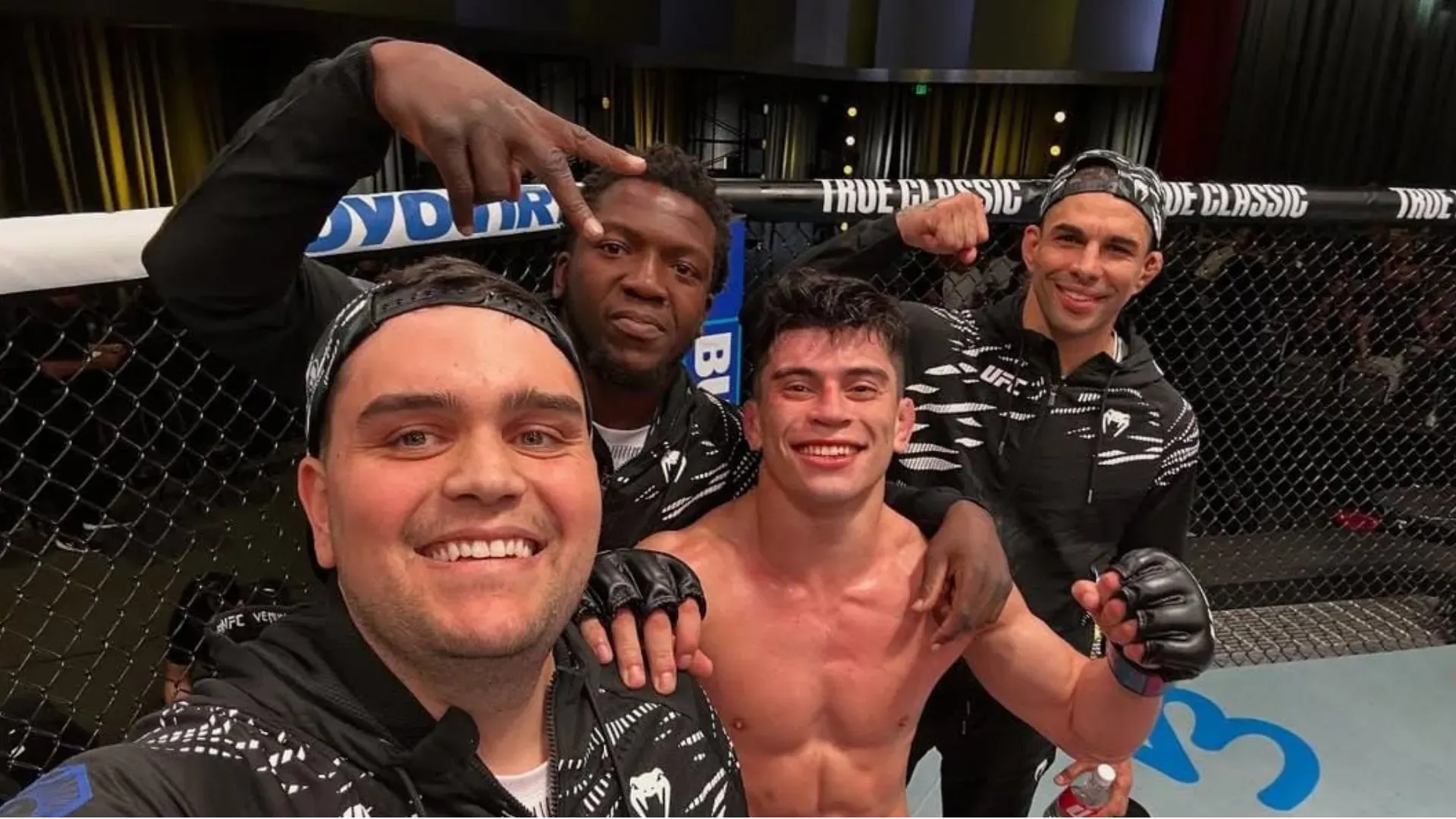 El equipo de Vallejos lo acompaña en cada una de sus presentaciones. (INSTAGRAM)