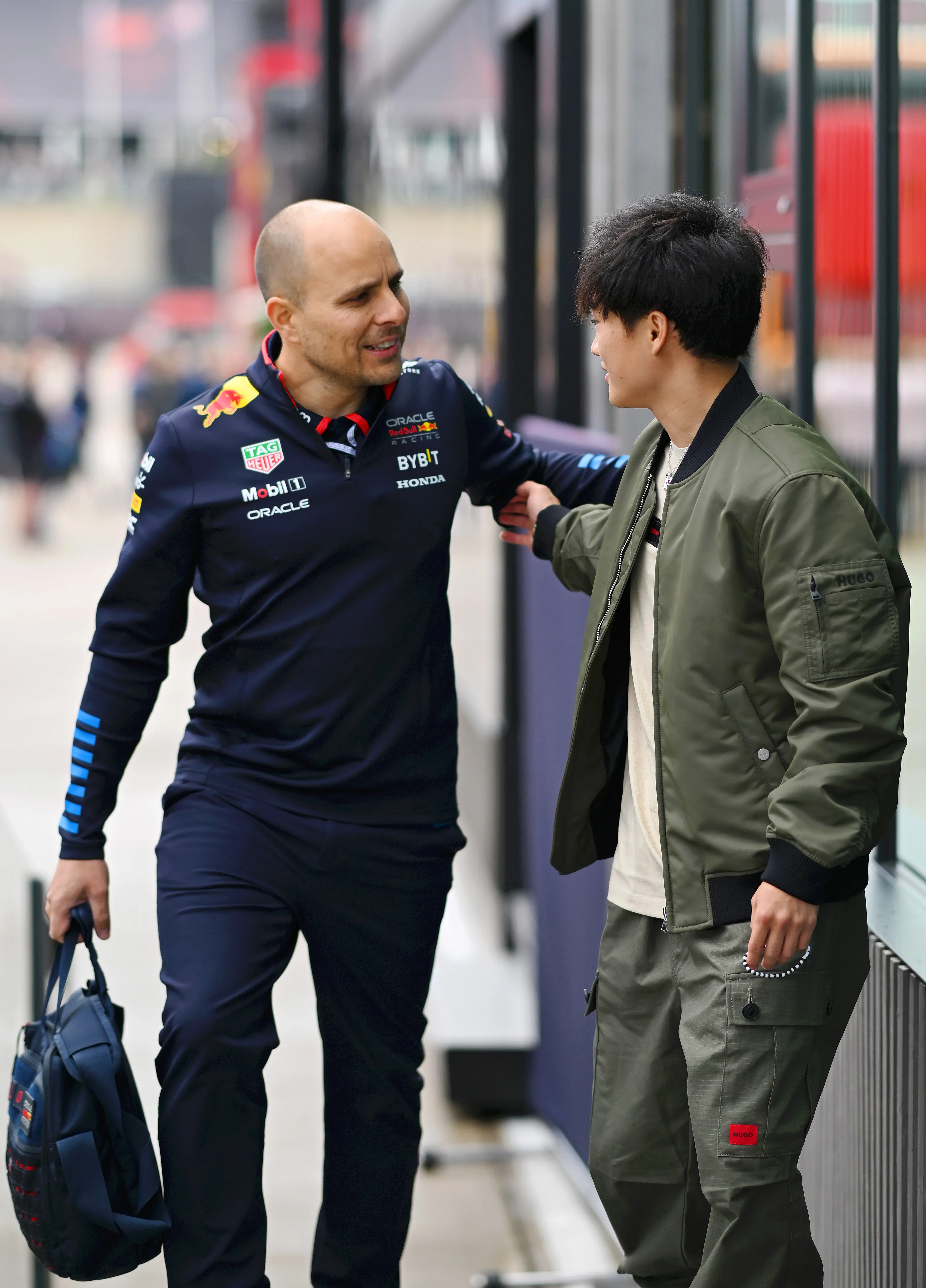 Gianpiero Lambiase y Yuki Tsunoda (GETTY IMAGES)