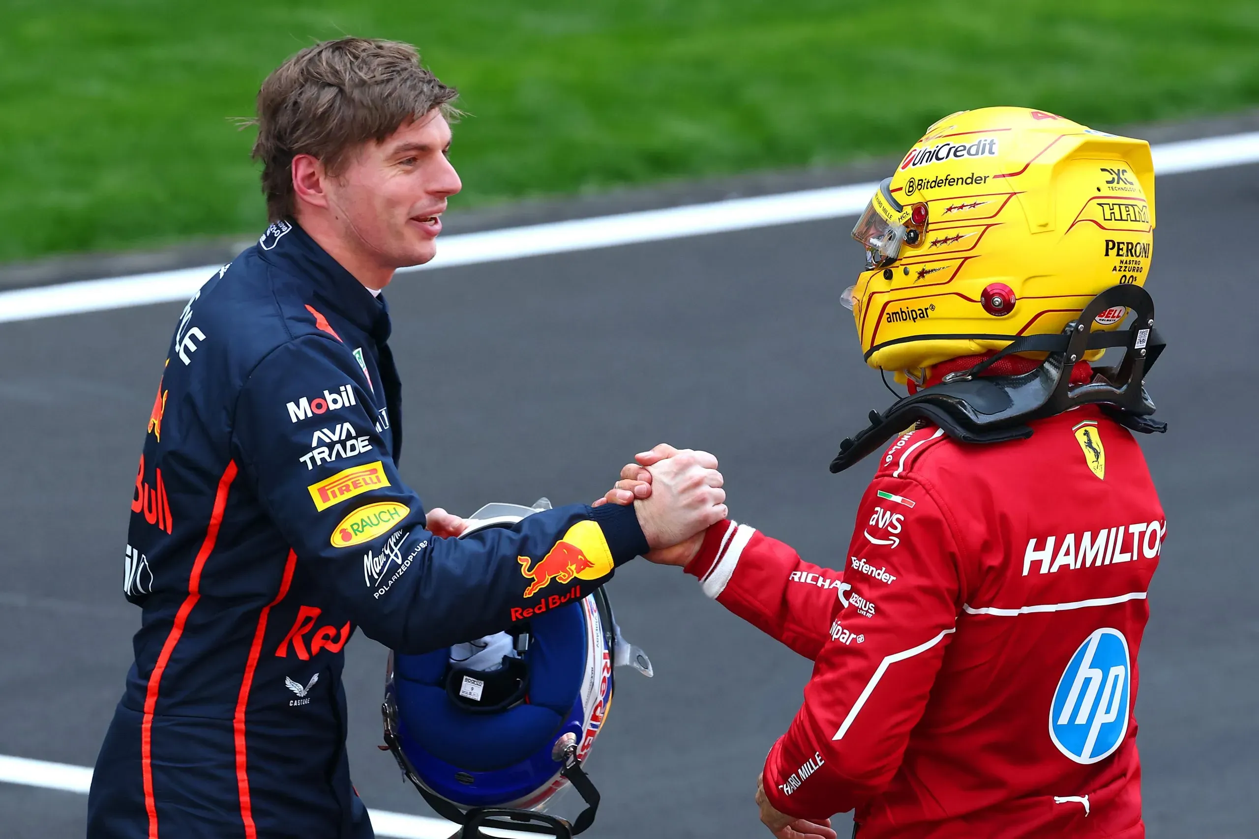 Max Verstappen se saluda con Lewis Hamilton en el GP de China 2025 (GETTY IMAGES)