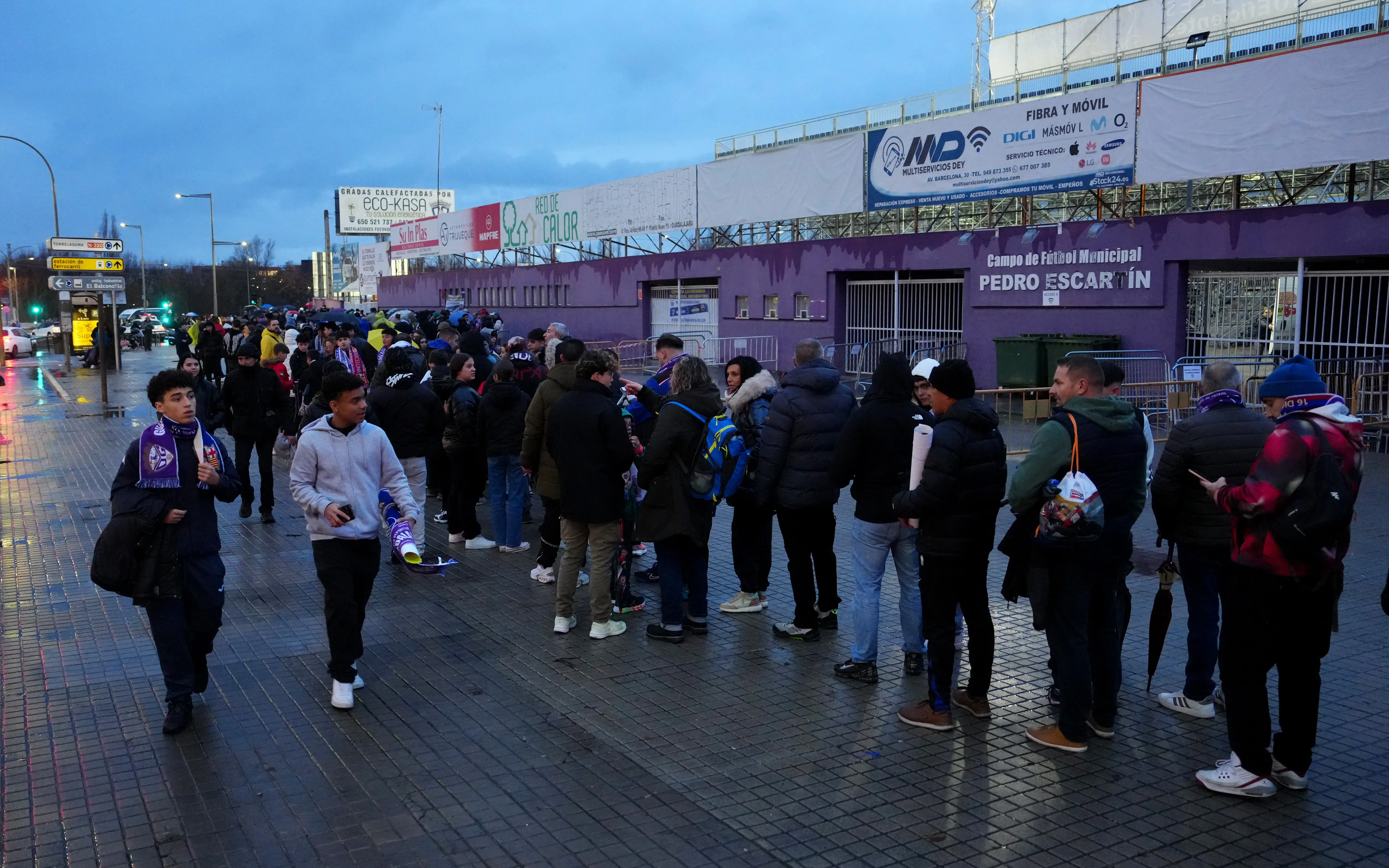 Aficionados del Guadalajara esperando por ingresar (Getty Images)