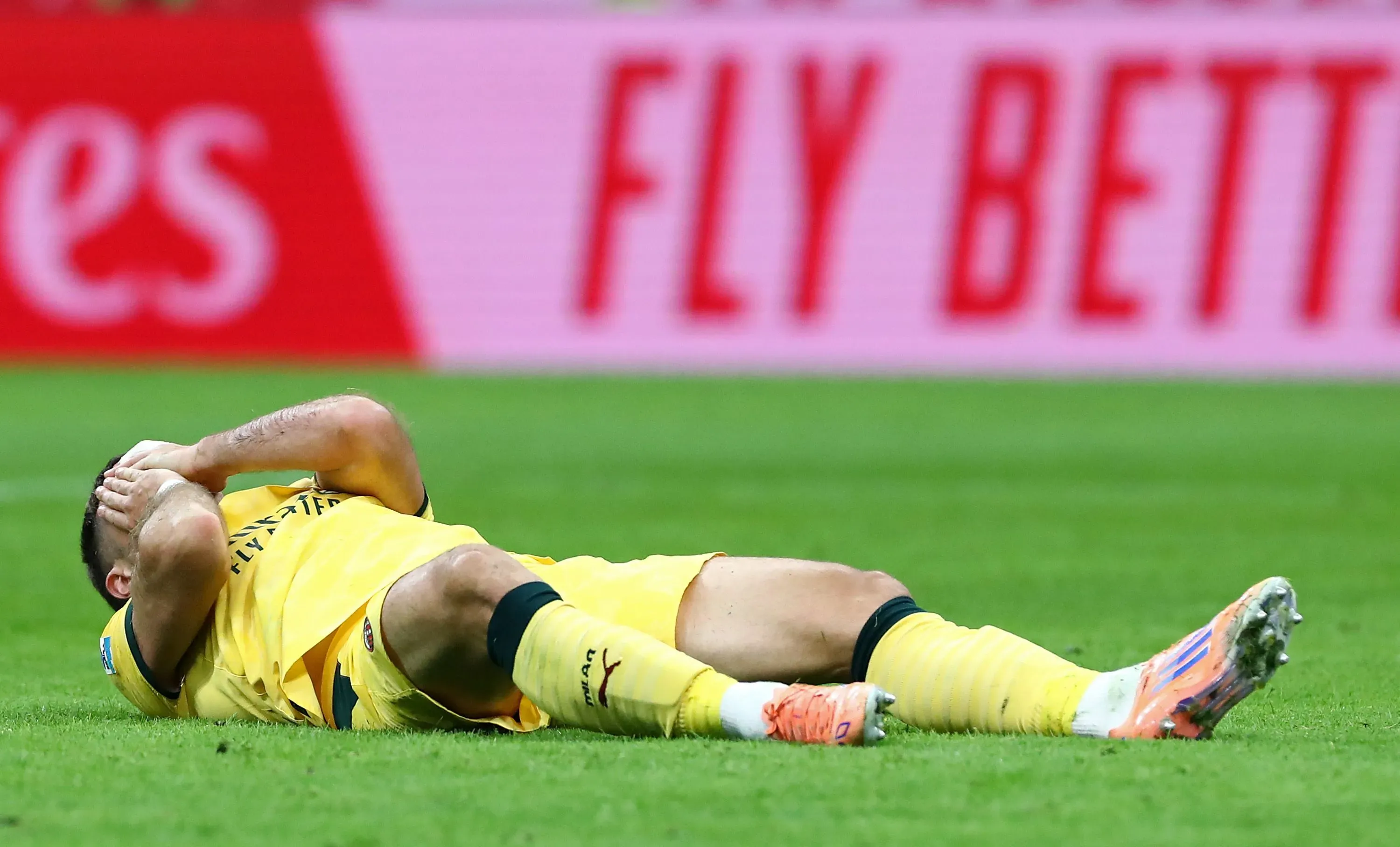 Santiago Giménez no juega desde octubre (Getty Images)