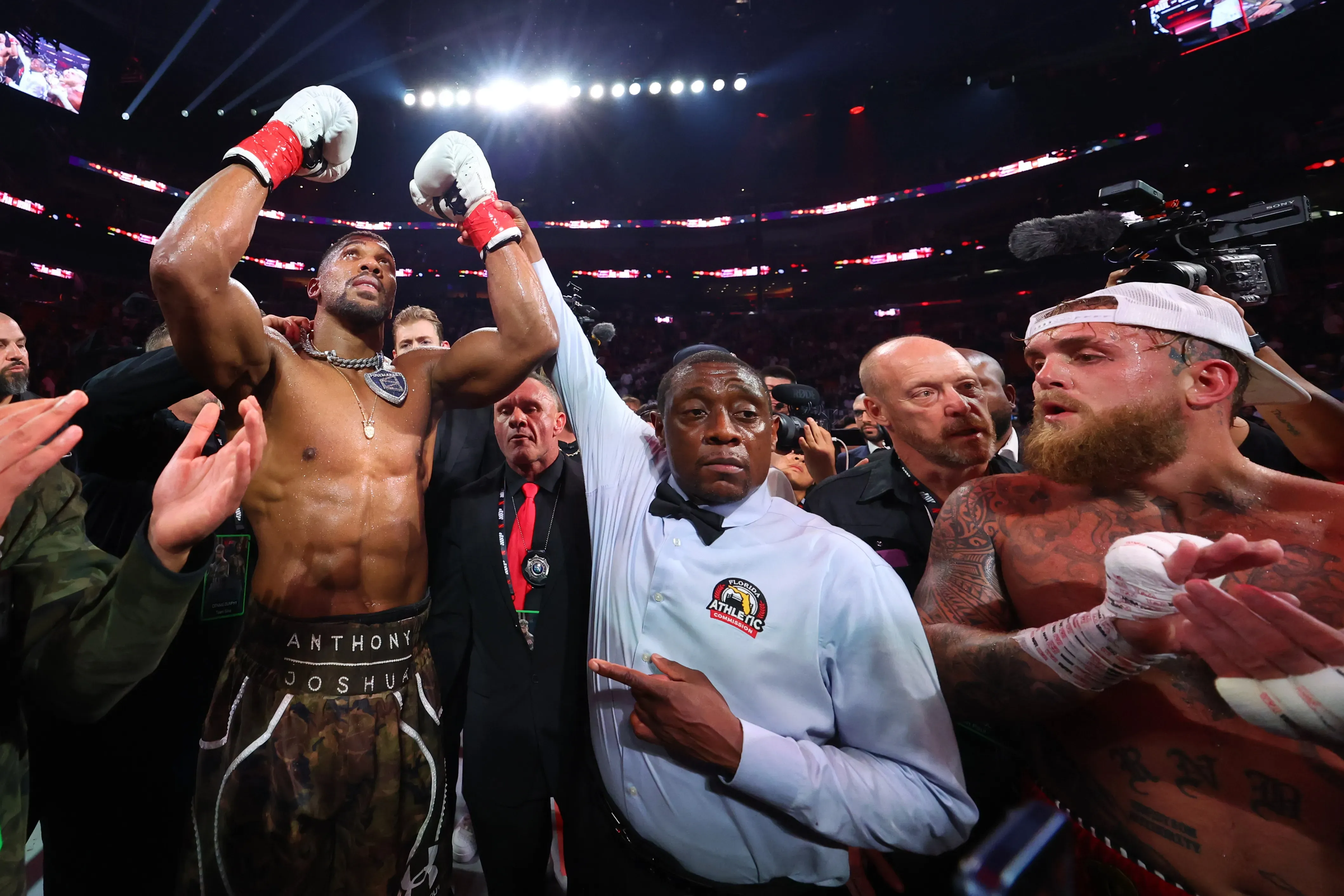 Anthony Joshua celebra su victoria sobre Jake Paul en el cuadrilátero (GETTY IMAGES)