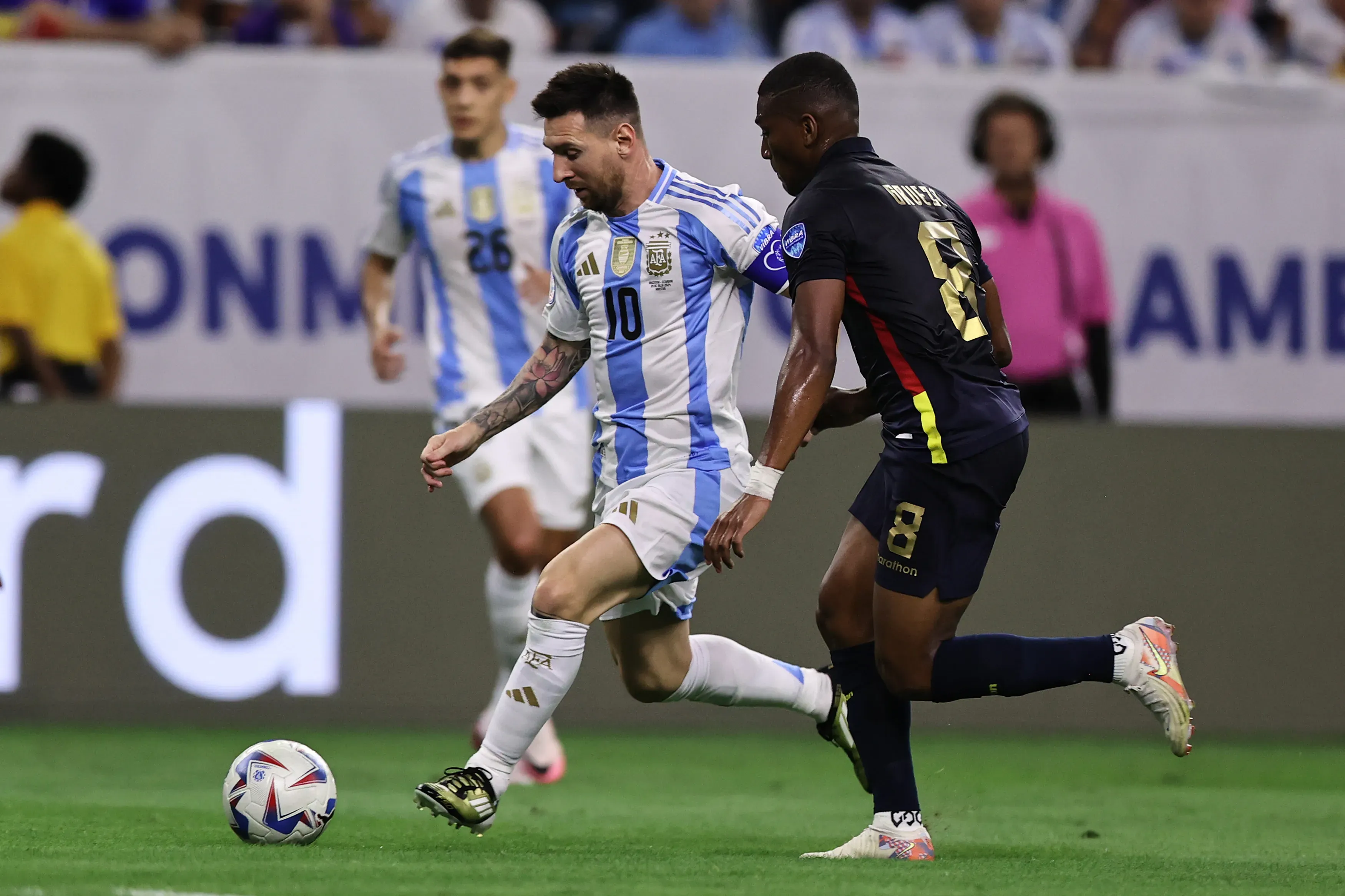 Carlos Gruezo contra Lionel Messi (Getty Images)