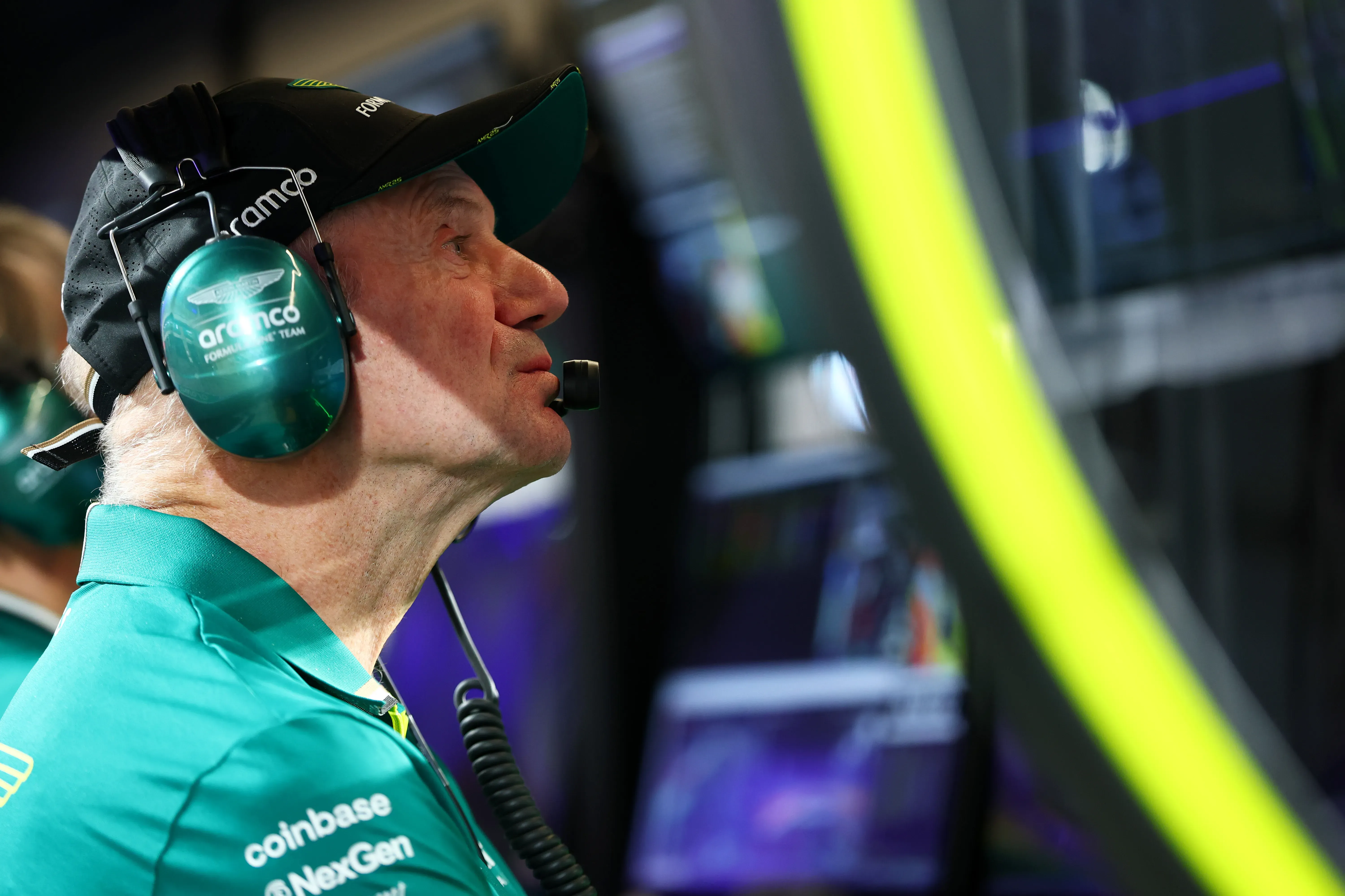 Adrian Newey como jefe de equipo de Aston Martin en el GP de Qatar 2025 (GETTY IMAGES)