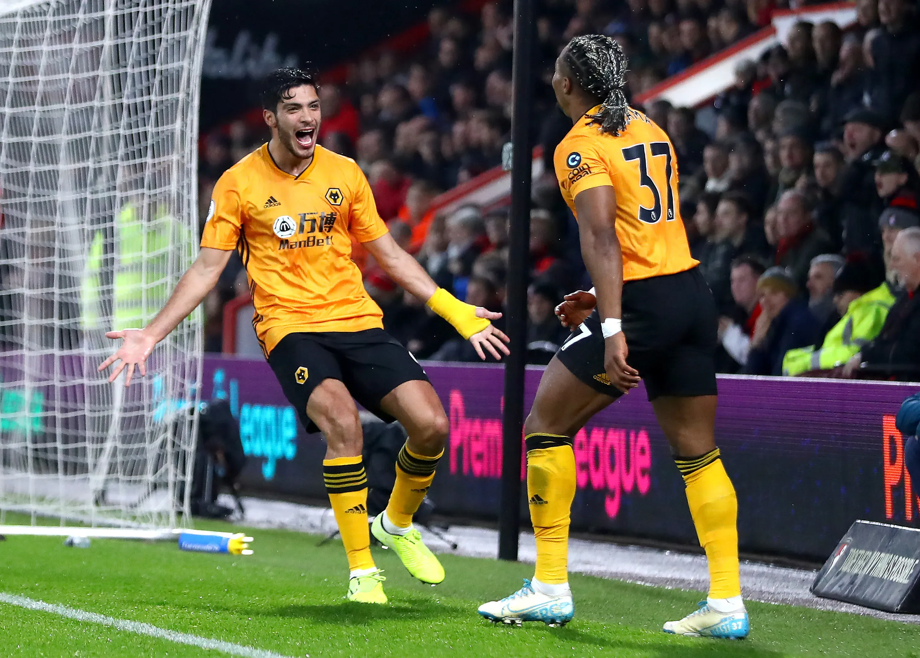 Raúl Jiménez y Adama Traoré en su paso por Wolverhampton (Getty Images)