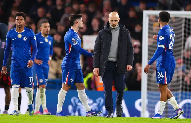 Enzo Maresca camina entre jugadores de Chelsea (GETTY IMAGES)