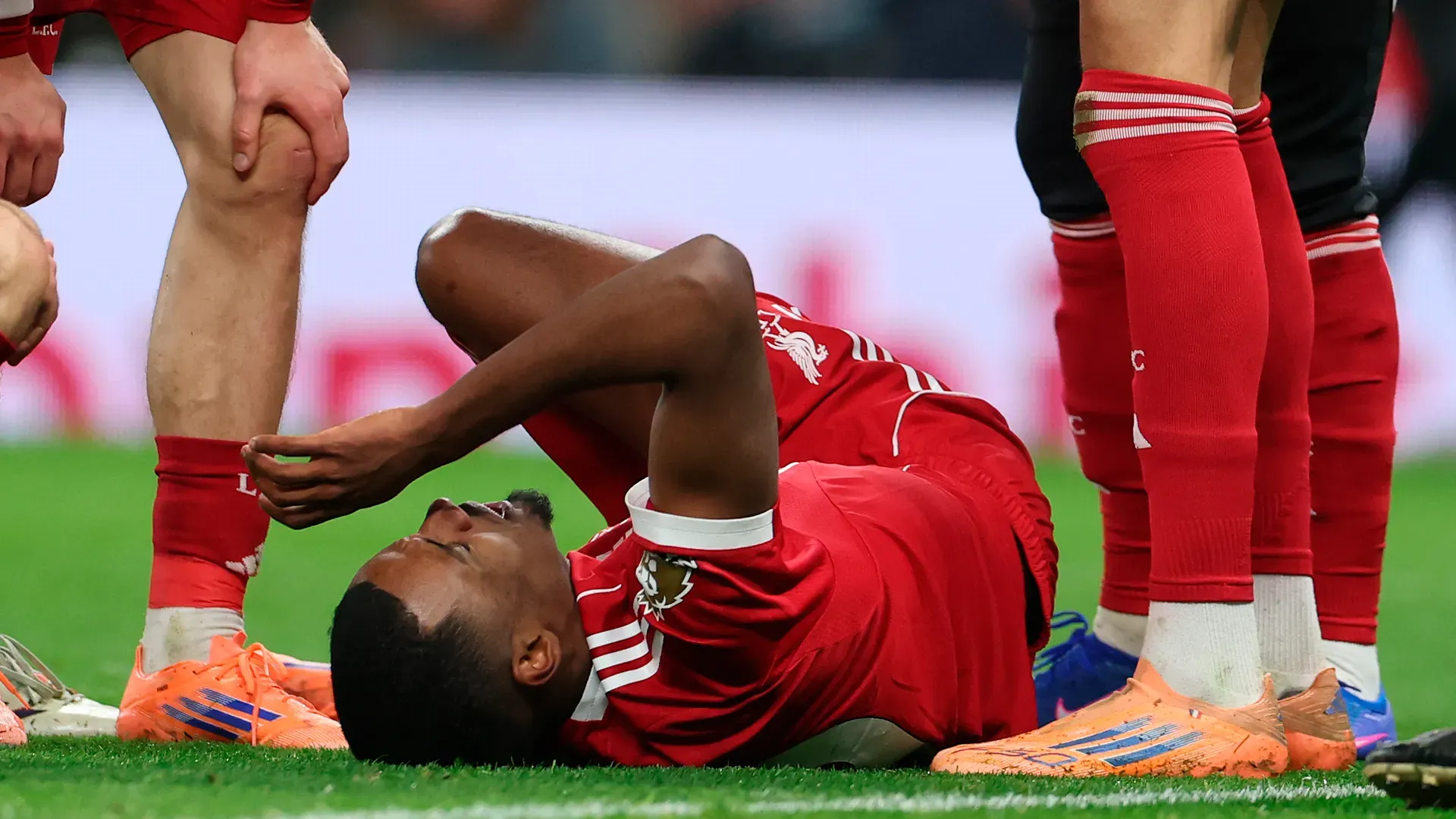 Alexander Isak será baja hasta cerca del final de la temporada por lesión. (GETT IMAGES)