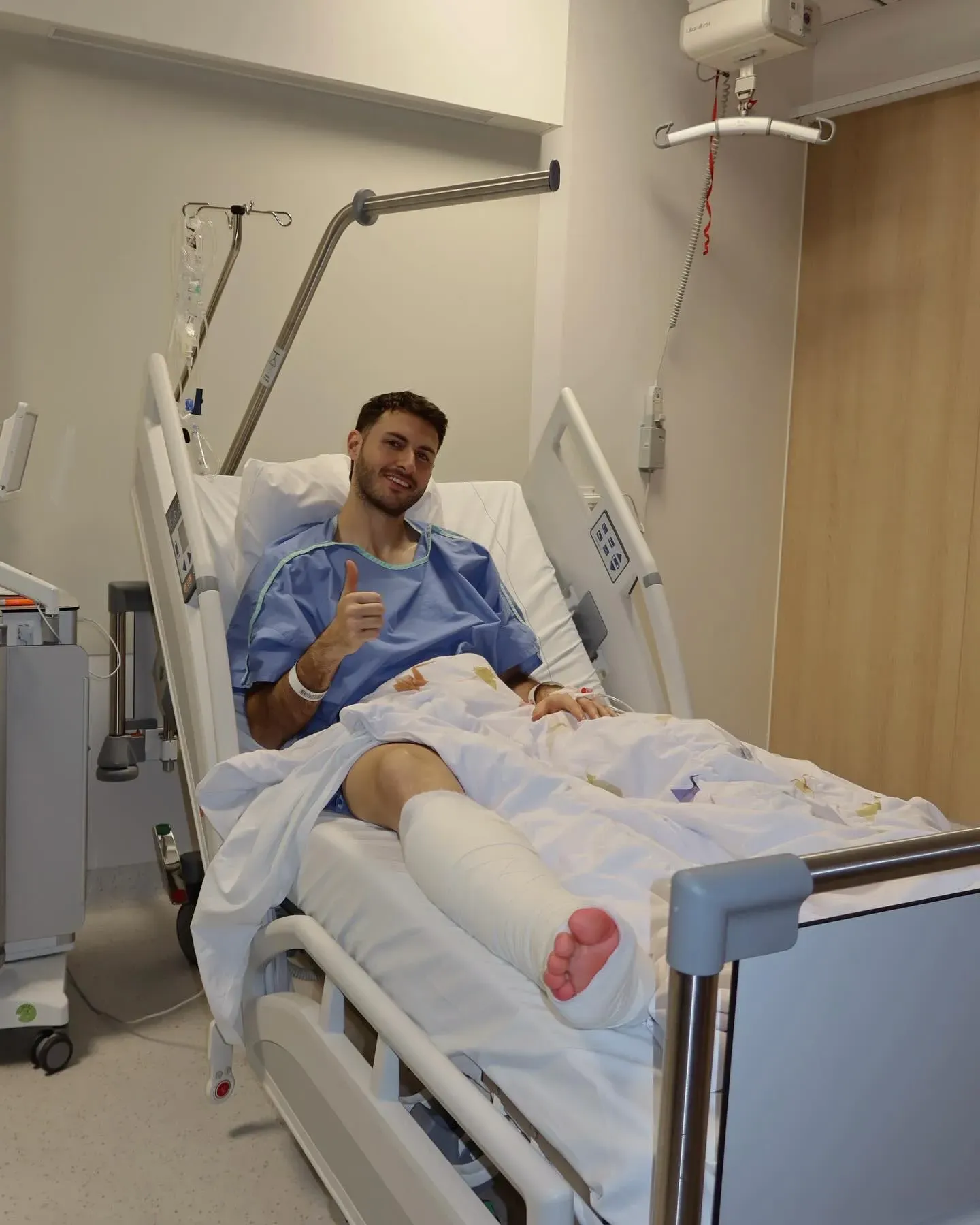 Santiago Giménez luego de su operación (@Santgimenez_)