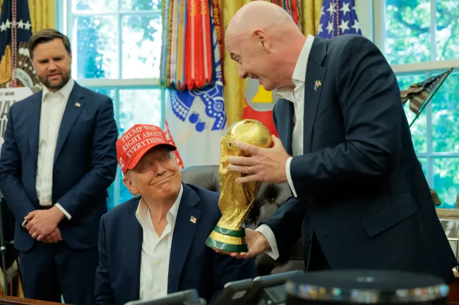 Gianni Infantino le enseña la Copa del Mundo a Donald Trump (GETTY IMAGES)