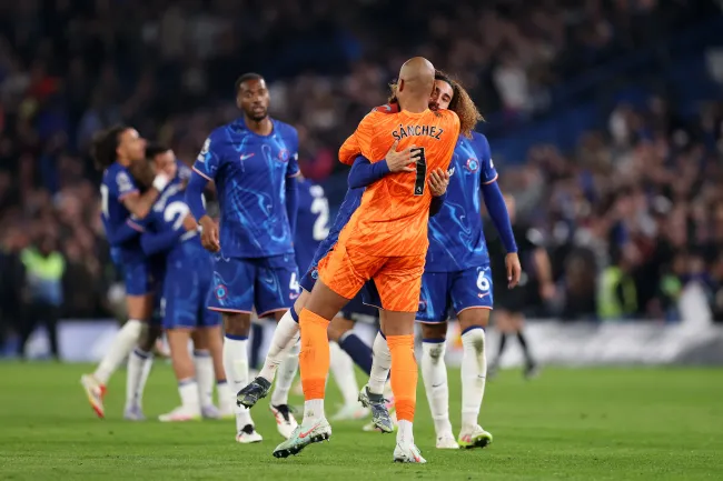 Marc Cucurella se abraza con Robert Sánchez (GETTY IMAGES)