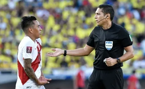Christian Cueva con el árbitro frente a Colombia. Foto: Getty