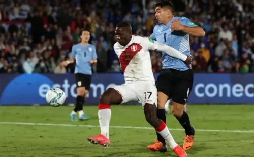Luis Advíncula ante Uruguay. Foto: Getty