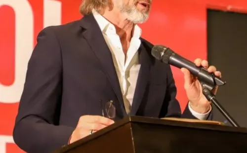 Ricardo Gareca brindando una conferencia. (Foto: José Serrano)