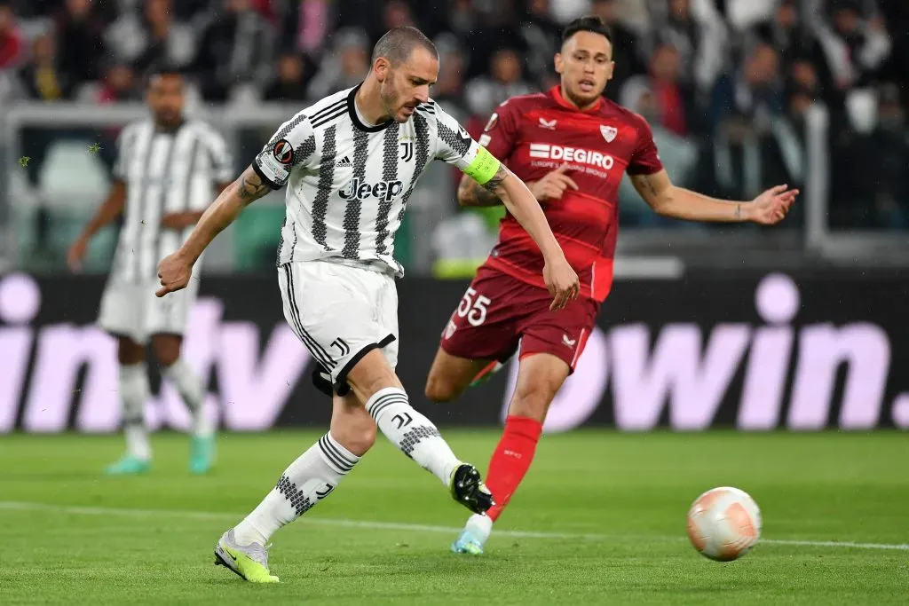 TURIN, ITALY – MAY 11: Leonardo Bonucci of Juventus passes the ball whilst under pressure during the UEFA Europa League semi-final first leg match between Juventus and Sevilla FC at Allianz Stadium on May 11, 2023 in Turin, Italy. (Photo by Valerio Pennicino/Getty Images)