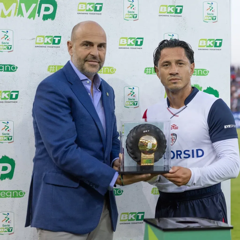 Lapadula con el galardón de MVP de la Serie B – Cagliari