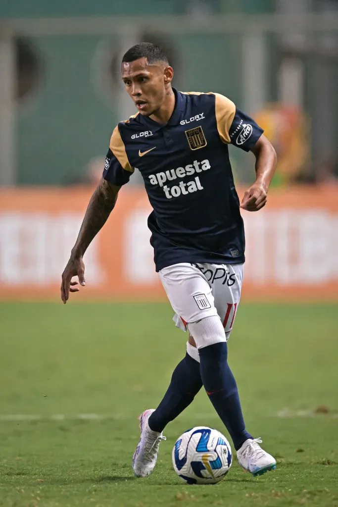 BELO HORIZONTE, BRAZIL – MAY 06: Bryan Reyna of Alianza Lima controls the ball during a Group G match between Atletico Mineiro and Alianza Lima as part of Copa CONMEBOL Libertadores 2023 at Arena Independencia Stadium on May 03, 2023 in Belo Horizonte, Brazil. (Photo by Pedro Vilela/Getty Images)