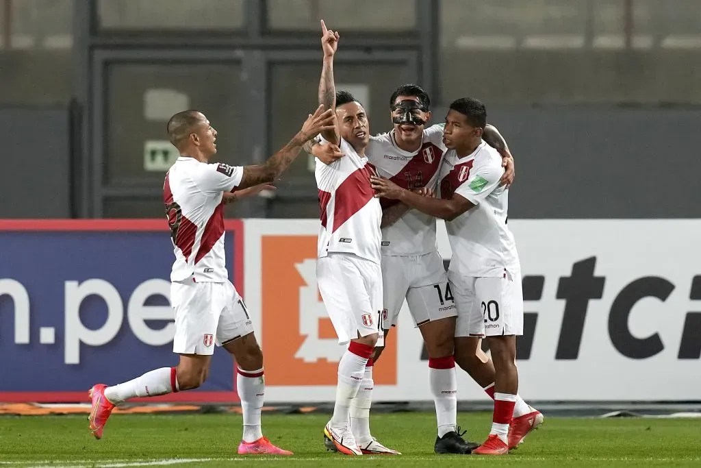 LIMA, PERU – SEPTEMBER 05: Christian Cueva (C) of Peru celebrates with teammates Yoshimar Yotún, Gianluca Lapadula and Edison Flores after scoring the first goal of his team during a match between Peru and Venezuela as part of South American Qualifiers for Qatar 2022 at Estadio Nacional de Lima on September 05, 2021 in Lima, Peru. (Photo by Martin Mejia – Pool/Getty Images)