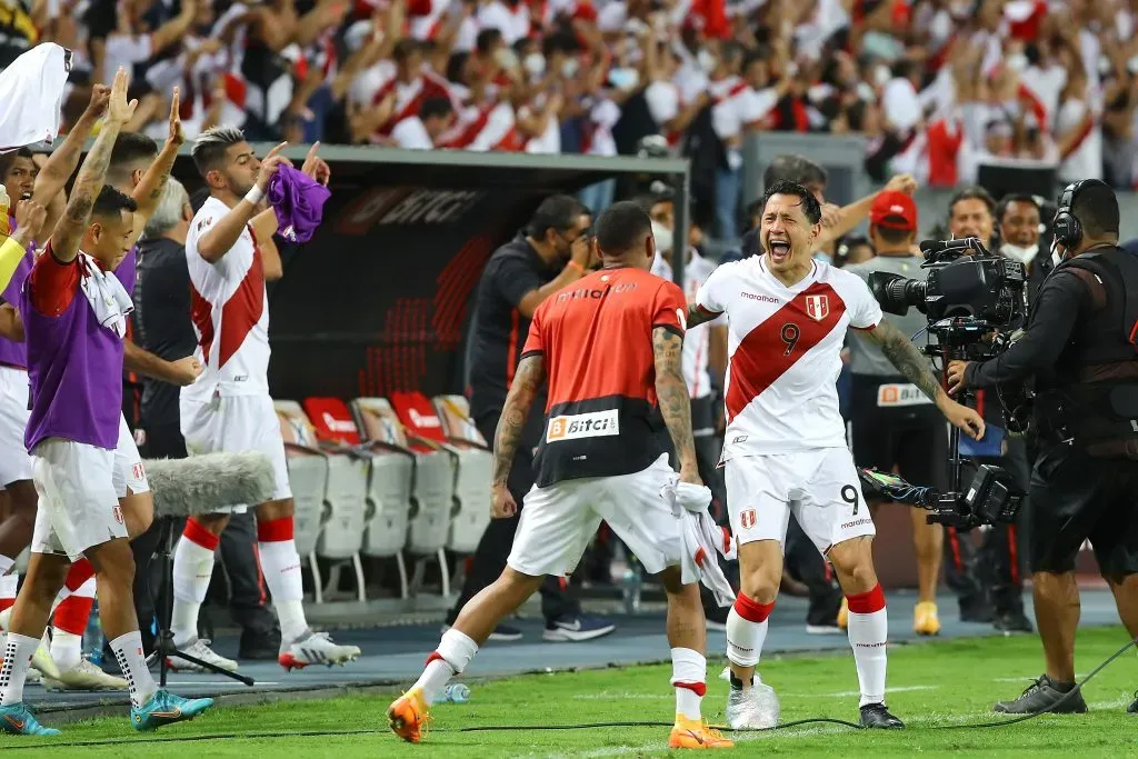 LIMA, PERU – MARCH 29: Gianluca Lapadula (R) of Peru celebrates with teammates after winning the FIFA World Cup Qatar 2022 qualification match between Peru and Paraguay at Estadio Nacional de Lima on March 29, 2022 in Lima, Peru. Peru qualified for the 2022 FIFA World Cup Playoff match in June against Australia or the United Arab Emirates. (Photo by Leonardo Fernandez/Getty Images)
